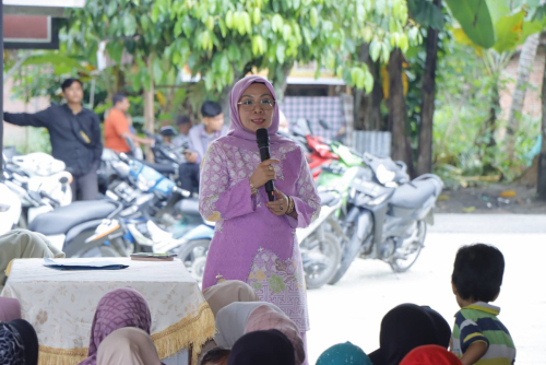 Wabup Kampar Misharti Salurkan Bantuan Sembako di Desa Terantang