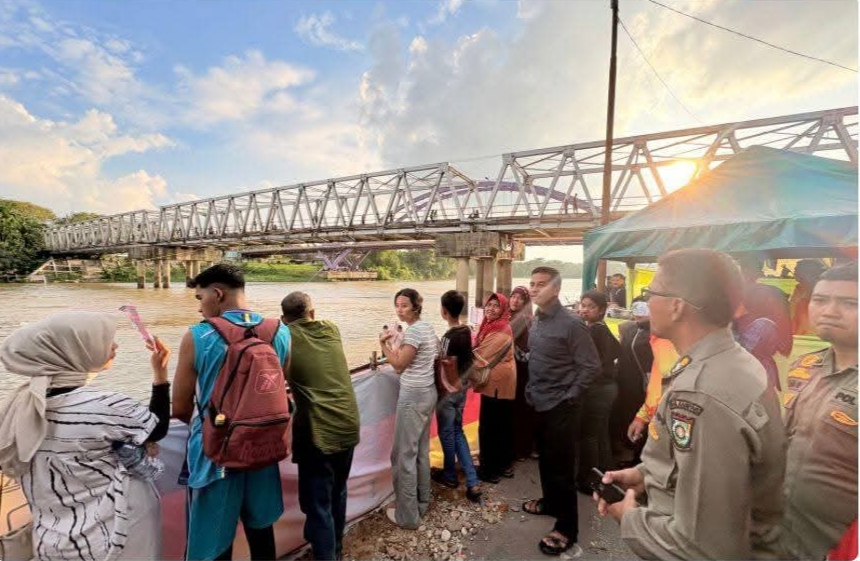 Bupati Kampar Ahmad Yuzar Sempatkan Diri Tonton Pacu Sampan Usai Rangkaian Kegiatan