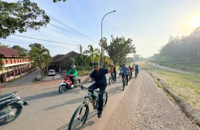Bupati Kampar Pimpin Gerakan Jumat Bersepeda, Dorong Budaya Kerja Efisien dan Ramah Lingkungan