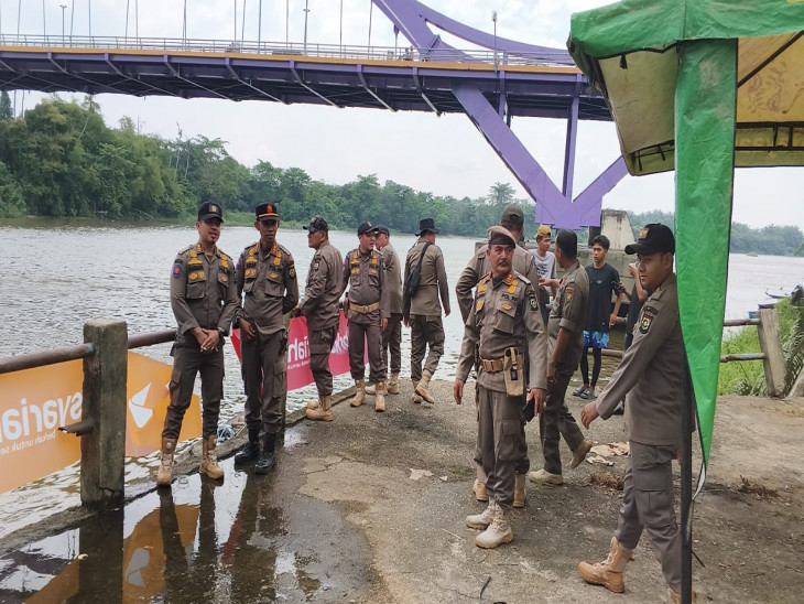 Jaga Ketertiban Publik, Satpol PP Kampar Siaga di Ajang Pacu Sampan