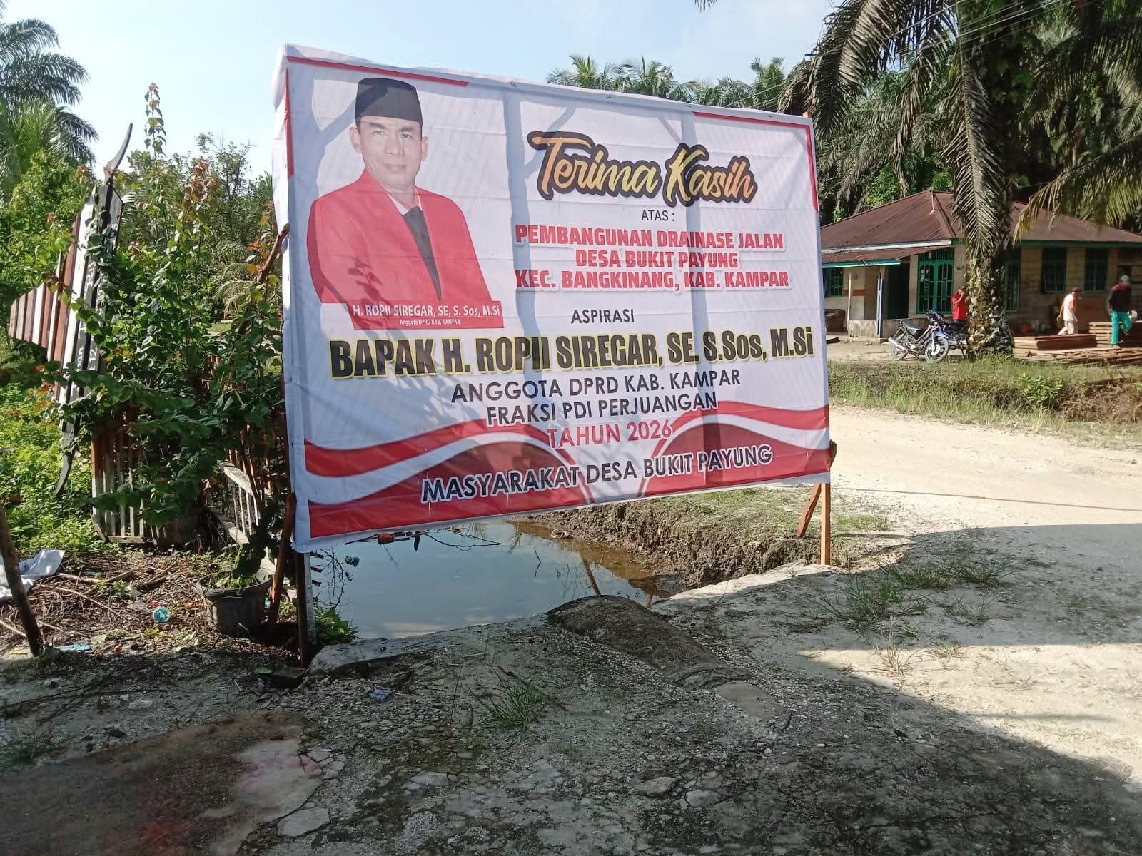 Infrastruktur Lingkungan Jadi Prioritas, Anggota DPRD Kampar Ropii Siregar Bangun Drainase untuk Warga Bukit Payung